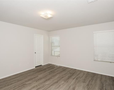 5640 Willamette Drive - Photo Thumbnail 6