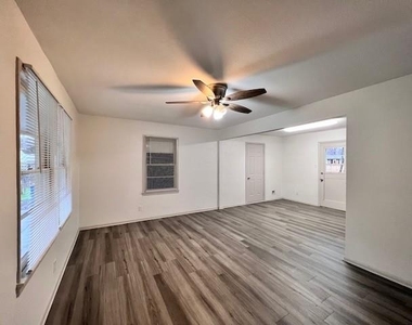 208 N 36th Street - Photo Thumbnail 5