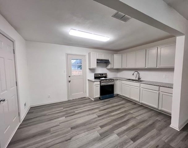 208 N 36th Street - Photo Thumbnail 4