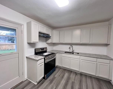 208 N 36th Street - Photo Thumbnail 3