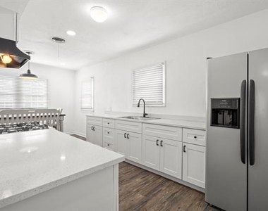 612 W 5th Street - Photo Thumbnail 3