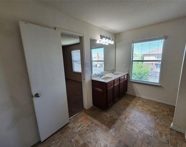 5709 Valley Stream Way - Photo Thumbnail 17