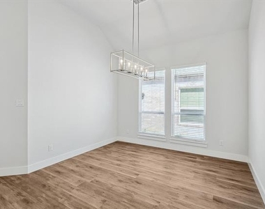6249 White Creek Drive - Photo Thumbnail 4