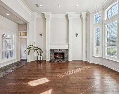 2900 Creek View Drive - Photo Thumbnail 4