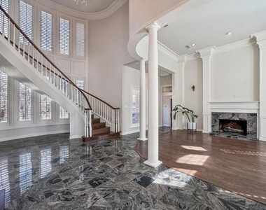 2900 Creek View Drive - Photo Thumbnail 3
