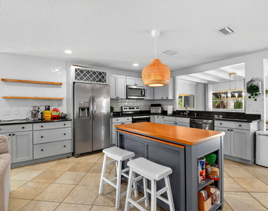 320 Riverdale Road - Photo Thumbnail 11