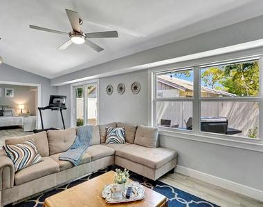 1212 Mulberry Place - Photo Thumbnail 6
