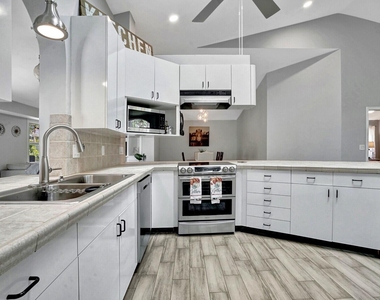 1212 Mulberry Place - Photo Thumbnail 8