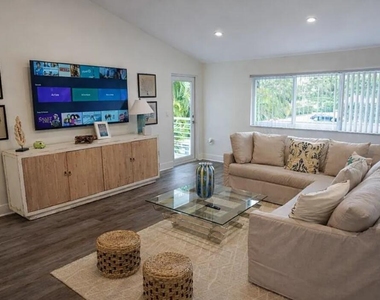 902 Palm Avenue - Photo Thumbnail 2