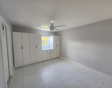 511 N 60th Way - Photo Thumbnail 9