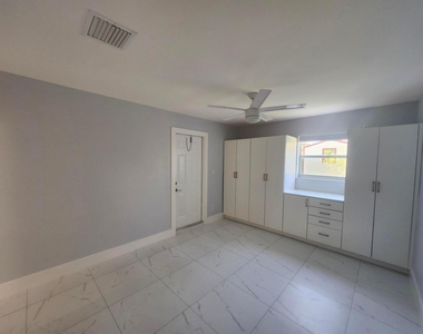 511 N 60th Way - Photo Thumbnail 8
