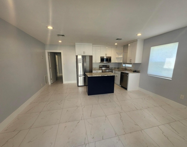 511 N 60th Way - Photo Thumbnail 4