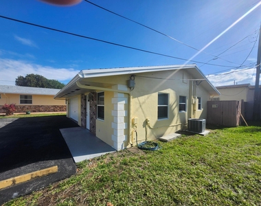 511 N 60th Way - Photo Thumbnail 1