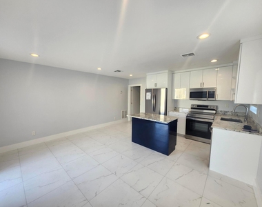 511 N 60th Way - Photo Thumbnail 5