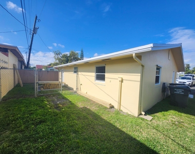 511 N 60th Way - Photo Thumbnail 13