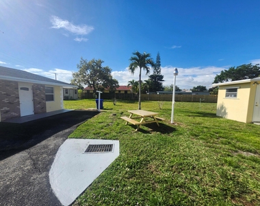 511 N 60th Way - Photo Thumbnail 3