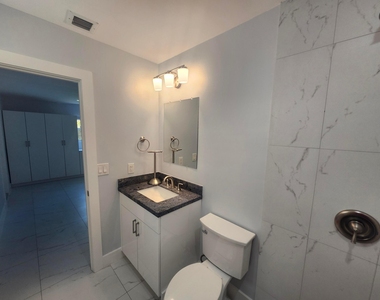 511 N 60th Way - Photo Thumbnail 12