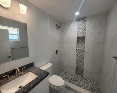 511 N 60th Way - Photo Thumbnail 11