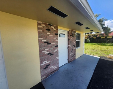 511 N 60th Way - Photo Thumbnail 2