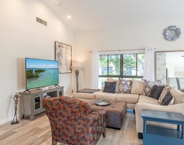 10624 Tropic Palm Avenue - Photo Thumbnail 6