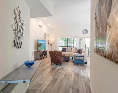 10624 Tropic Palm Avenue - Photo Thumbnail 5