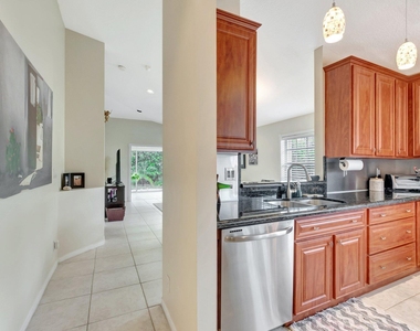 14211 W La Sedona Circle - Photo Thumbnail 7