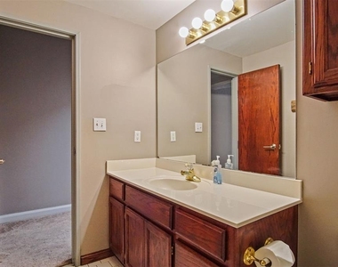 2412 N Palmer Circle - Photo Thumbnail 17