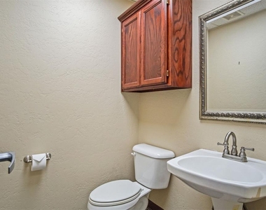 2412 N Palmer Circle - Photo Thumbnail 21