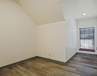 2412 N Palmer Circle - Photo Thumbnail 13
