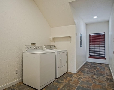 2412 N Palmer Circle - Photo Thumbnail 18