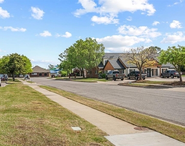 2412 N Palmer Circle - Photo Thumbnail 30