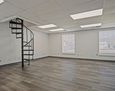2412 N Palmer Circle - Photo Thumbnail 7