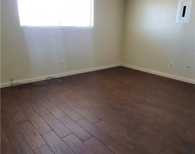 1815 Locust Avenue - Photo Thumbnail 4