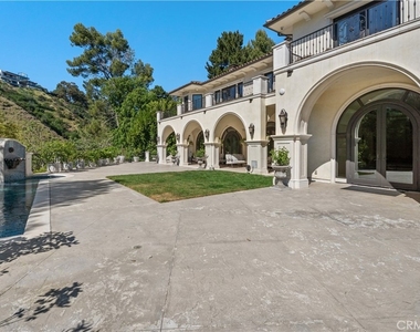 1210 Chantilly - Photo Thumbnail 32