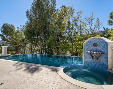 1210 Chantilly - Photo Thumbnail 29
