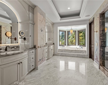 1210 Chantilly - Photo Thumbnail 19