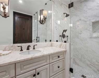 1210 Chantilly - Photo Thumbnail 21