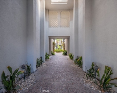 432 S Sierra Madre Boulevard - Photo Thumbnail 4