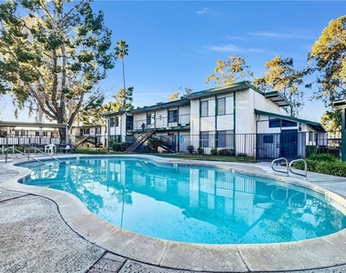1735 E Washington - Photo Thumbnail 6