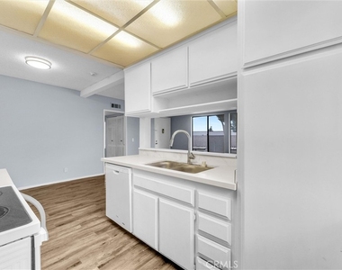 1735 E Washington - Photo Thumbnail 4