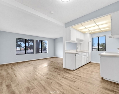 1735 E Washington - Photo Thumbnail 3