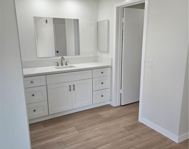 6801 Glen Drive - Photo Thumbnail 12