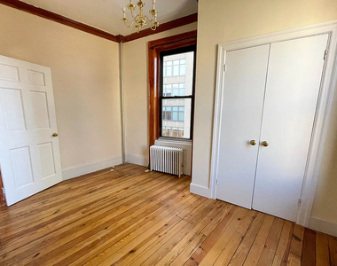 Sullivan Street - Photo Thumbnail 2
