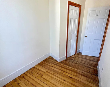 Sullivan Street - Photo Thumbnail 5