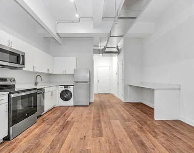 West 36th Street / 8th ave - Photo Thumbnail 2