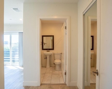 608 N Gramercy Place - Photo Thumbnail 5