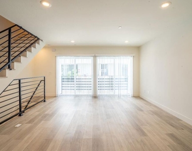 608 N Gramercy Place - Photo Thumbnail 9