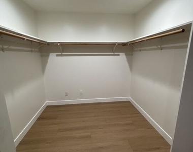 15147 Otsego Street - Photo Thumbnail 7