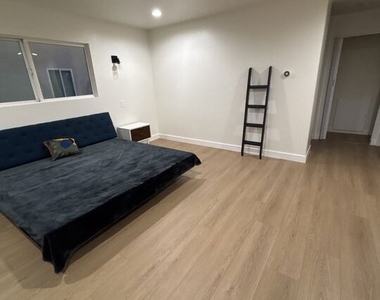 15147 Otsego Street - Photo Thumbnail 6