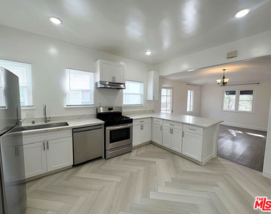 126 1/2 Hamilton Drive - Photo Thumbnail 2